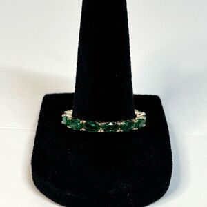 18k yellow gold-plated eternity band with green stones